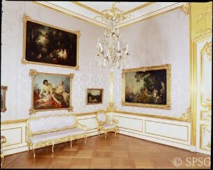 Berlin, Schloss Charlottenburg, Zweite Wohnung Friedrich II. Raum 365, Gris-de-lin Kammer, Blick durch den Raum (Gemälde von Watteau "Einschiffung").
