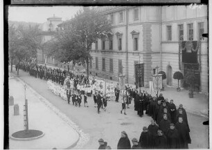 Fronleichnamsprozession in Sigmaringen 1929; Prozession in der Karlstraße vor dem Prinzenbau; im Mittelpunkt Monstranz, davor Mönche
