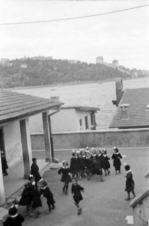 [Istanbul: Schulhof mit spielenden Kindern]
