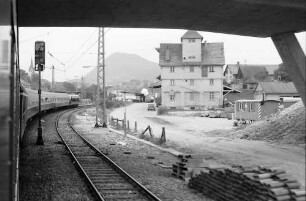 Engen: Einfahrt mit Zug in Bahnhof