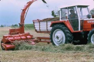 Fotografie: Futtererntetechnik, Grassilage, Feldhäcksler gezogen