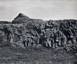 Felsen mit kristallinischem Basalt in den 'Echoklippen' im Tale der Jökulsà, Island