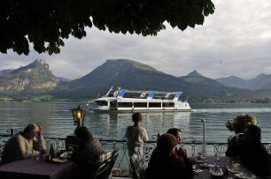 Sankt Wolfgang - Wolfgangsee : Sankt Wolfgang am Wolfgangsee im Salzkammergut gehört zu den bekanntesten Urlaubsorten Österreichs. Bild: Blick aus einem Freiluft-Restaurant am Abend auf den Wolfgangsee, mit Ausflugsschiff. Aufgenommen 2008