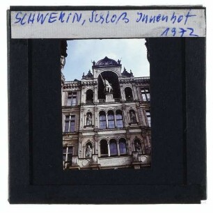 Schwerin, Schloss : Innenhof, Frontfassade mit dem Reiterstandbild Fürst Niklot I.