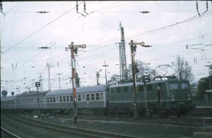 Mönchengladbach Hbf. Lok 141 490 Bnb-Wagen Rangierer Ausfahrsignale Kurzflügel