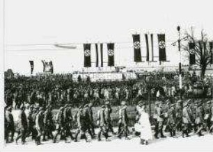 Aufmarsch zum Tempelhofer Feld am 1. Mai 1933