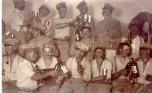 Gruppe trinkender Soldaten in Deutsch-Südwest-Afrika