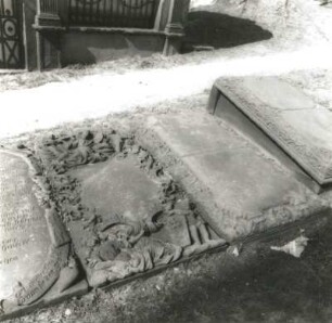 Görlitz. Alter Friedhof (Feld VII). Grabplatten (Nr. 2, 3 und 4; 1701, 1712, 1718; Sandstein), links für Martha Elisabeth Lange geborene Frentzel?