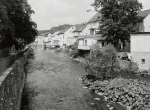 Olbernhau, Wohnhäuser : Olbernhau. Wohnhäuser, Freiberger Straße. Ansicht mit Flöha flußabwärts