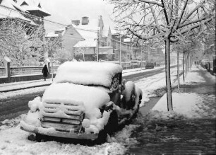 Bukarest: Verschneite Auto, von hinten