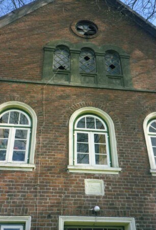 Klein Schenkenberg 11: Bauernhaus Backsteinbau: Giebelseite Wohntrakt: Detailaufnahme: Fenster, Giebel