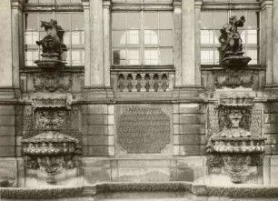 Zwinger. Langgalerie. Zwei Wandbrunnen, 1957