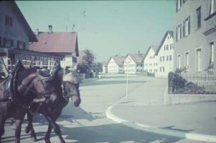 Deutschland. Straßenbild mit Pferdefuhrwerk