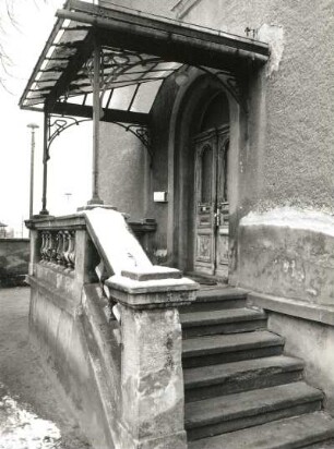 Radeburg, Bahnhofstraße 7. Wohnhaus (um 1880). Treppenaufgang mit Haustür
