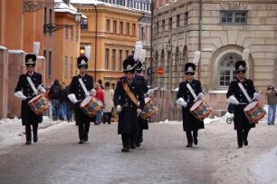Stockholm - Wachaufzug am Schloss : Trommler der Svea Livegarde marschieren zum Königlichen Schloss, aufgenommen 2006 in Stockholm