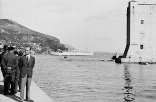 Reisefotos Kroatien. Franz Grasser am Hafen von Ragusa (Dubrovnik). Im Hintergrund das Passagierschiff "Milwaukee" während einer Mittelmeerfahrt, vor Anker liegend