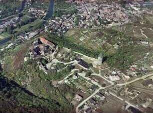 Freyburg (Unstrut). Stadtansicht mit Schloß Neuenburg (Baubeginn 1090). Luftbild-Schrägaufnahme von Ostsüdost