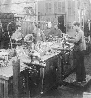 Fertigstellen der Einzelteile einer Dampfmaschine : Technikgeschichte | Technologie | Maschinenbau und Eisengiesserei | Dampfmaschinenbau | Cottbusser Maschinenbau-Anstalt und Eisengießerei AG