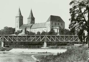 Rochlitz, Schloss Rochlitz mit Teilansicht der Eisenbahnbrücke über die Zwickauer Mulde und Wehr