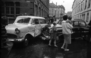 Verkehrsunfall zwischen zwei PKWs an der Kreuzung Zirkel/Lammstraße.