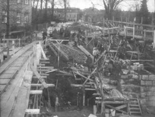 [Bild 3] Baustelle der Hindenburgbrücke (Brücke der Jugend; Straßenbrücke über den Bach Seltenrein) in Löbau. Blick auf Widerlager Nord