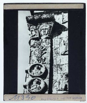 Jurjev-Polskij, Georgskirche : Eckpilaster mit Reliefs und Kapitell