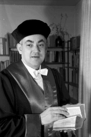 Freiburg: Wohnung; Prof. Dr. Horst Ehmke; Portrait im Talar
