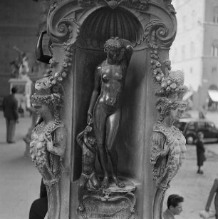 Perseus mit dem Haupt der Medusa — Sockel mit Statuennischen, Fruchtbarkeitsgöttinnen, Masken und Widderköpfen — Danae mit Perseusknaben