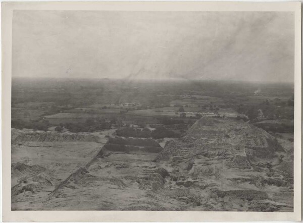 The large huaca near Túcume (longitudinal view)