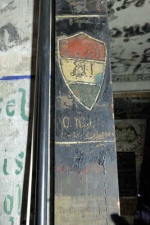 Raum 208 Ostwand Tür 04