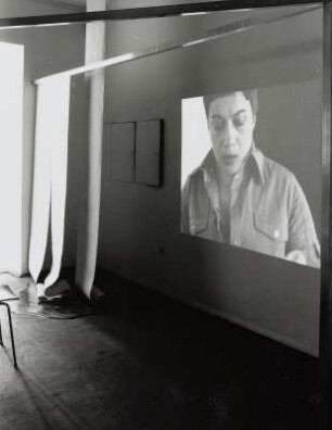 Bei Mir Zu Dir/ Schwarzer Schnee Low Dunkel : Standbild von der DVD "Bei Mir Zu Dir/ Schwarzer Schnee Low Dunkel" in der Ausstellung: windstöße. Kunst Haus Dresden, Galerie für Gegenwartskunst, 23.05.03-12.07.03