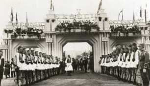 Saloniki. Parade in historischer Uniform anlässlich der Eröffnung der Messe