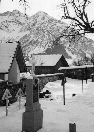 Hirschegg. Friedhof. Blick gegen Elfer und Zwölferkopf