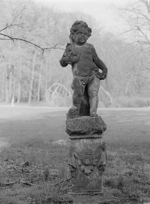 Putto mit Jagdhorn, Kromlau : Putto mit Jagdhorn (1. Hälfte 18. Jahrhundert). Sandstein. Landschaftspark Kromlau, südöstlich Kavaliershaus