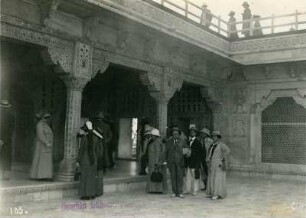 Touristen, vermutlich im Innenhof einer Moschee : Weltreisen. Touristen, vermutlich im Innenhof einer Moschee (vielleicht in Ägypten)