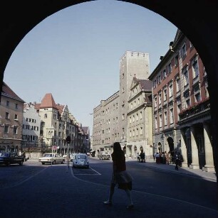Regensburg. Straßenflucht mit dem Gasthaus "Goldenes Kreuz"