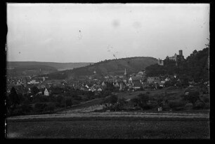 Blick über Felder Richtung Innenstadt und Burg