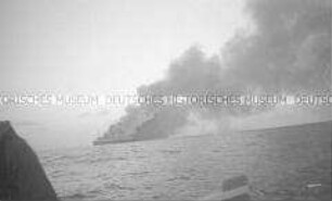Selbstversenkung des Hochseepassagierdampfers "Columbus" am 19. Dezember 1939, Blick vom Rettungsboot auf den brennenden Dampfer