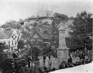 Einweihung des Kriegerdenkmals von 1871 in Loschwitz : Einweihung des Kriegerdenkmals von 1871 in Loschwitz. Fotografie (vor 1910; A. Kotzsch). Dresden-Loschwitz: Privatbesitz