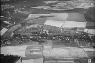 Thürmsdorf. Ortsansicht mit Schloß. Blick gegen Kleinen Bärenstein (links). Luftbild-Schrägaufnahme von Südwesten