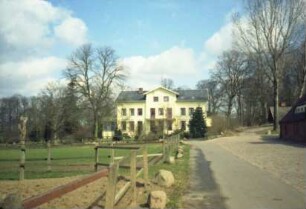 Gut Grabau: traufständiges Wohnhaus mit Mittelrisalit: links an Giebelseite Veranda: rechts Wirtschaftsgebäude [angeschnitten]
