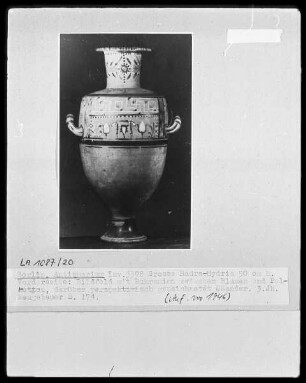 Hadra-Hydria — Bukranion zwischen Blumen und Palmetten, darüber perspektivisch gezeichneter Mäander