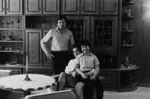 Familie V. (Sonderentladungspumperin, selbständiger Tischlermeister) im Wohnzimmer