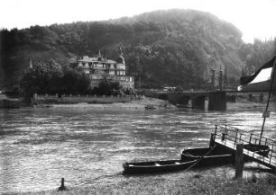 Hausberge, Hotel "Großer Kurfürst" : Porta Westfalica-Hausberge. Hotel " Großer Kurfürst". Blick über die Weser mit Fußgängerbrücke (Kettenbrücke) nach Süden gegen Jakobsberg