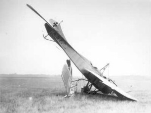 Doppelsitziges Militärflugzeug A.87.14 (um 1910/1914) nach mißglückter Landung