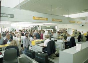 Dresden-Klotzsche, Flughafenstraße. Flughafen Dresden. Terminal 2. Check in-Schalter. Fluggäste beim Einchecken. Ansicht von der Mitarbeiterseite