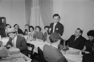 Jüdische Studentinnen und Studenten während einer Seder-Feier