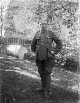 Mittelsachsen, Männerportrait : Mittelsachsen. Mann in Uniform im Garten stehend