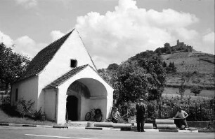 Staufen: Magdalenenkapelle mit Burg (renoviert)