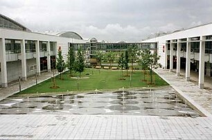 Hansjakob, Gottfried; München - Riem; Neue Messe München, Messestadt Riem - Ost-West-Achse, Atrium mit Springbrunnen (Ansicht Ostseite), begrünt